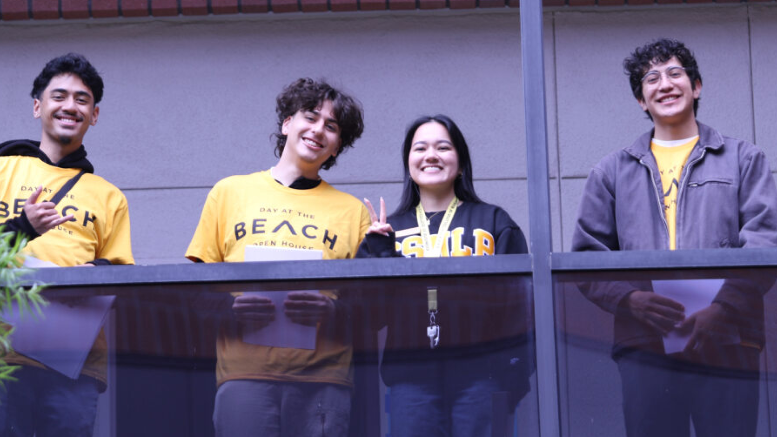 Emma Nguyen and Beach XP students inviting prospective students to learn about the College of Business BeachXP program for First Time First Year students