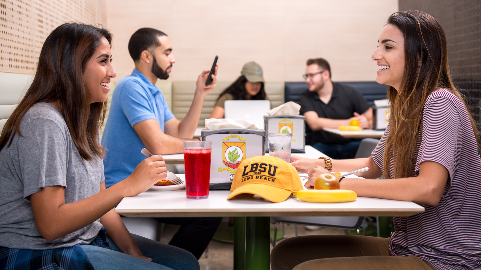 CSULB students eating food on campus.