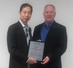 Dr. Yeh and IEEE representative