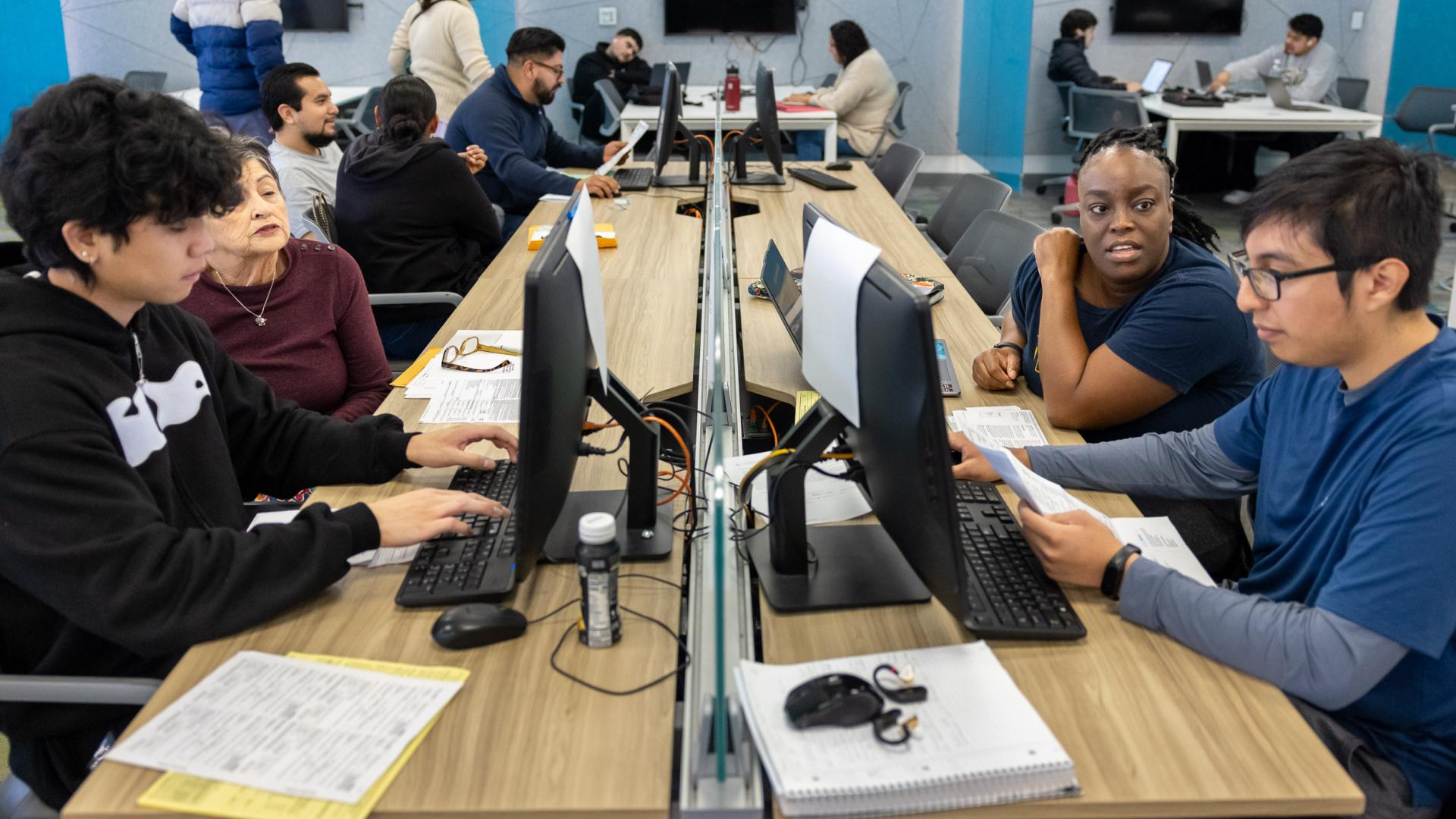 Students in COB LAB helping with Tax Service