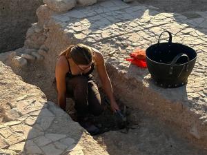 research excavating archaeological site