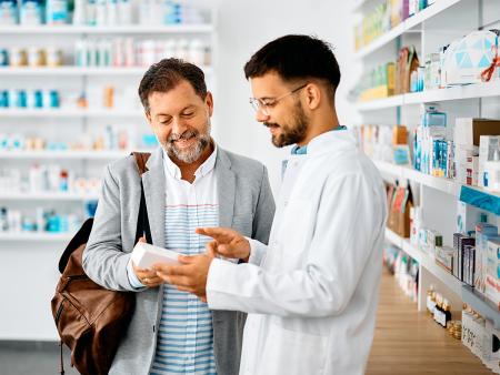 pharmist explaining medication to patient